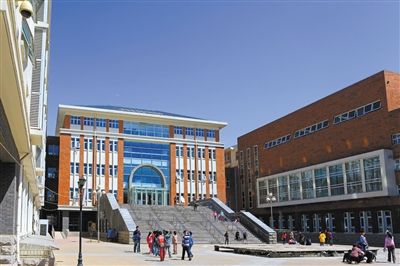 北京市第十二中学,创建于1934年,是北京市重点中学和首批高中示范校。 北京市第十二中学,创建于1934年,是北京市重点中学和首批高中示范校。