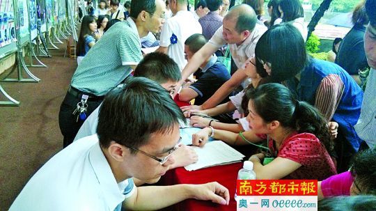 佛山一中中考咨询会现场。南都记者 钟会先 摄 佛山一中中考咨询会现场。南都记者 钟会先 摄