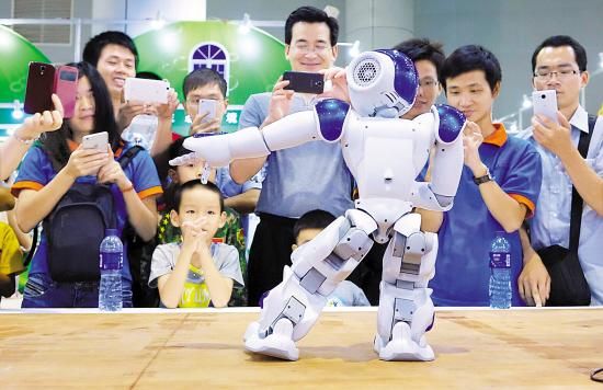 市民被“会跳舞的机器人”吸引 羊城晚报记者 陈秋明 摄 市民被“会跳舞的机器人”吸引 羊城晚报记者 陈秋明 摄