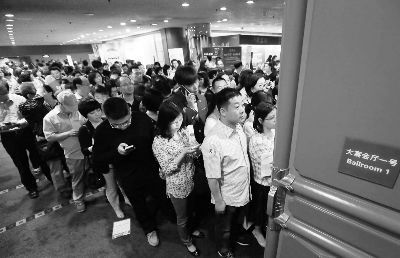 昨天国际教育咨询会现场,因为人多限制流量,家长们在门口排起长队