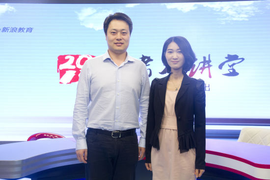 武汉大学招生办公室主任薛童老师（左）做客新浪