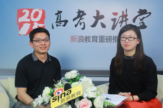 北京信息科技大学招生办公室胡章钰老师(左)做客新浪 北京信息科技大学招生办公室胡章钰老师(左)做客新浪