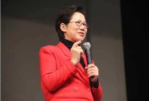 家庭教育专家、清华大学教授王晶 自称是家庭教育专家、清华大学的教授王晶