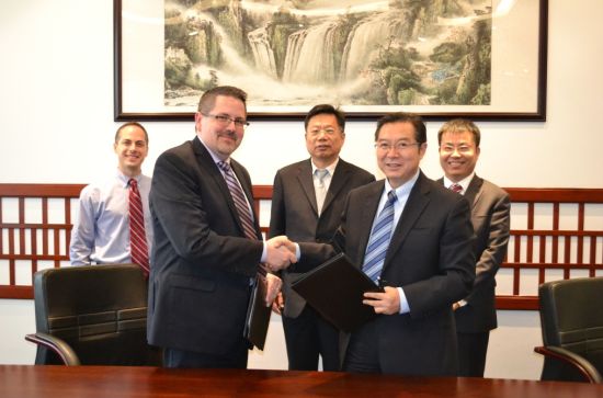 清华大学附属中学王殿军校长(右)和美国楷识大学Garcia教务长签署合作协议 清华大学附属中学王殿军校长(右)和美国楷识大学Garcia教务长签署合作协议