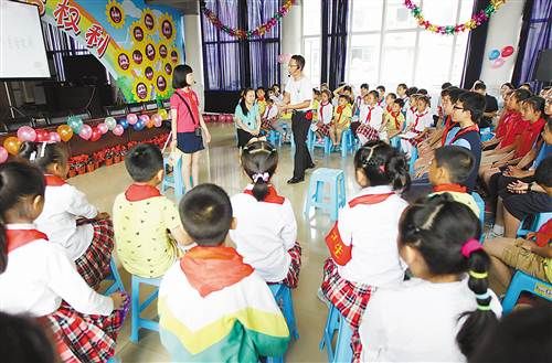 小学学生及家长同台情景再现,探讨儿童权利。记者 卢越 摄 小学学生及家长同台情景再现,探讨儿童权利。记者 卢越 摄