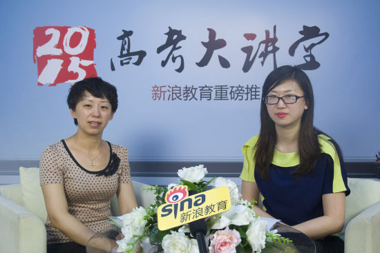 首都经贸大学招办主任崔颖老师(左)做客新浪 首都经贸大学招办主任崔颖老师(左)做客新浪