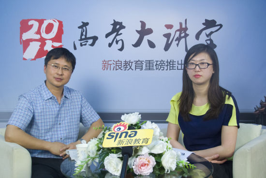 北方工业大学招生办主任王宏波老师(左)做客新浪 北方工业大学招生办主任王宏波老师(左)做客新浪