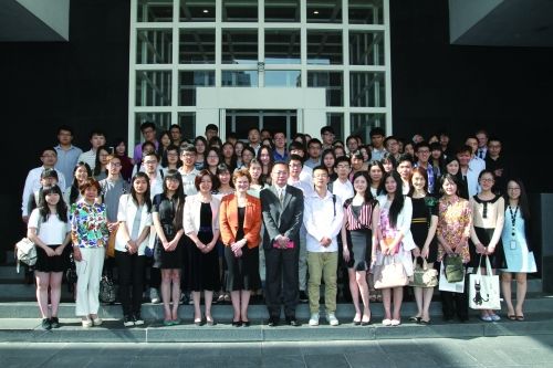 澳大利亚驻华大使孙芳安和参加活动的嘉宾、学生合影 澳大利亚驻华大使孙芳安和参加活动的嘉宾、学生合影