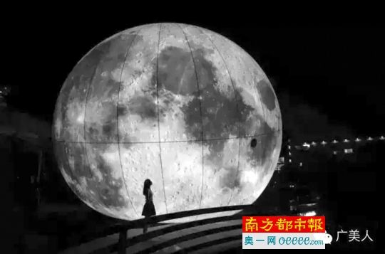 这是广州美术学院毕业展上的作品,创作灵感就是来源于毕业季的表白故事。 这是广州美术学院毕业展上的作品,创作灵感就是来源于毕业季的表白故事。