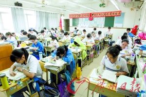 广雅中学高三学生在认真备考。广州日报记者骆昌威摄 广雅中学高三学生在认真备考。广州日报记者骆昌威摄