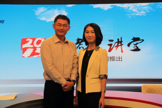 中山大学招办副主任许粤老师(左)做客新浪 中山大学招办副主任许粤老师(左)做客新浪