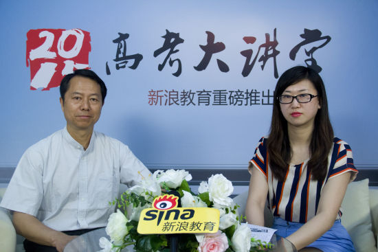 新乡医学院招办主任文小军(左)做客新浪 新乡医学院招办主任文小军(左)做客新浪