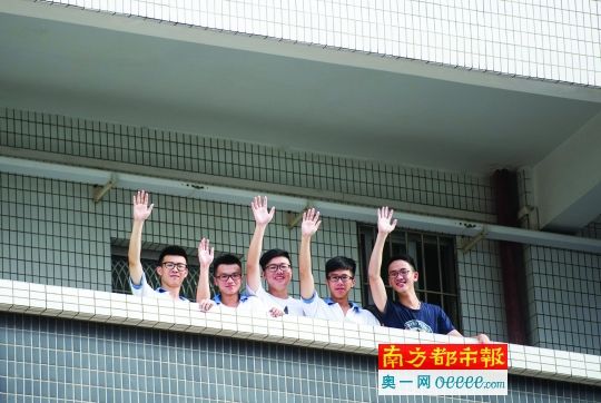近日,台城华侨中学,高三学生在阳台前挥手,互相打气为高考加油。 近日,台城华侨中学,高三学生在阳台前挥手,互相打气为高考加油。