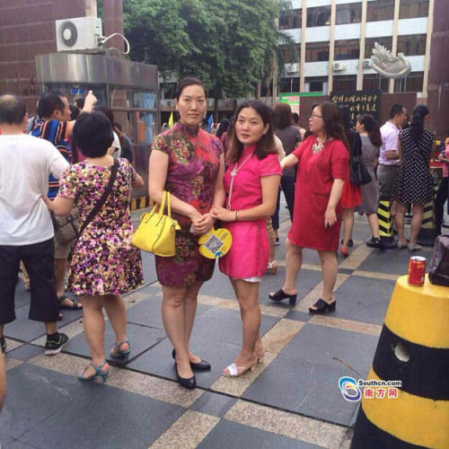 华附门前的“旗袍妈妈” 华附门前的“旗袍妈妈”