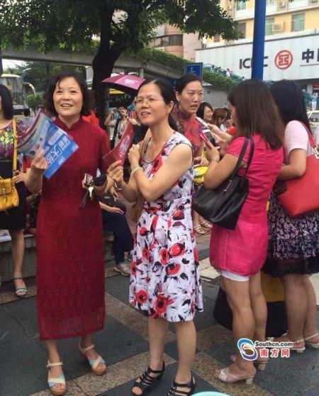 华附门前的“旗袍妈妈” 华附门前的“旗袍妈妈”