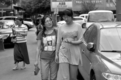 王老师与女儿独处时,才会有亲昵的举动。 王老师与女儿独处时,才会有亲昵的举动。