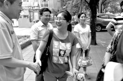 学校领导前来看望老师和考生们。 学校领导前来看望老师和考生们。