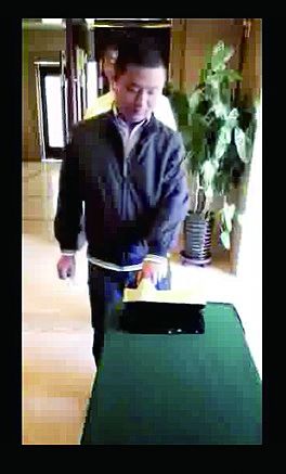 工作人员演示验证指静脉 工作人员演示验证指静脉