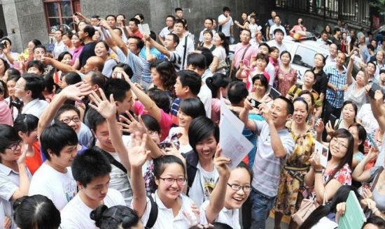 高考大日子:世界各地的高校入学考试(双语)