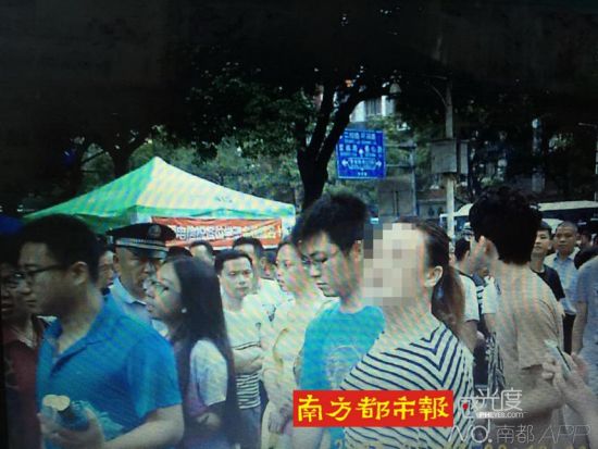 今日上午8时18分,替考者混在人群中走进南昌十中考场(为不影响到无辜学生家长,故对前面女士脸部作了模糊处理)。 今日上午8时18分,替考者混在人群中走进南昌十中考场(为不影响到无辜学生家长,故对前面女士脸部作了模糊处理)。