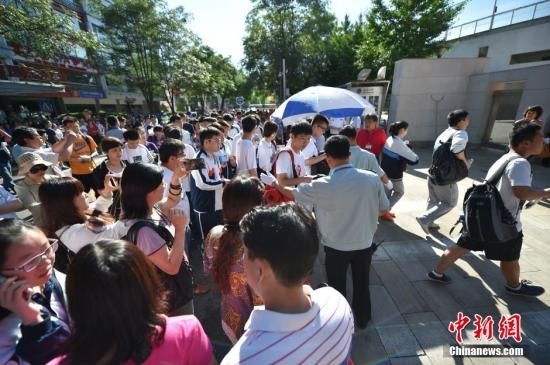 2015年6月7日,全国942万考生将赶赴高考考场。今年高考,采用全国统一命题的省份增至18个。今年开始,高校自主招生延至高考后进行,申请参加自主招生的学生也要参加全国统一高考。此外,今年起,高考加分大幅“缩水”,体育特长生、中学生奥赛等多种加分项目被取消。图为北京八中高考考点。中新网记者 金硕 摄 2015年6月7日,全国942万考生将赶赴高考考场。今年高考,采用全国统一命题的省份增至18个。今年开始,高校自主招生延至高考后进行,申请参加自主招生的学生也要参加全国统一高考。此外,今年起,高考加分大幅“缩水”,体育特长生、中学生奥赛等多种加分项目被取消。图为北京八中高考考点。中新网记者 金硕 摄