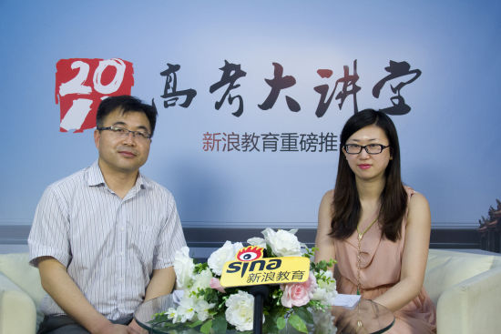 延安大学教务处副处长、招生办主任党子奇老师(左)做客新浪 延安大学教务处副处长、招生办主任党子奇老师(左)做客新浪