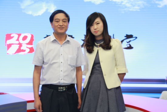 张传贵和主持人 张传贵和主持人