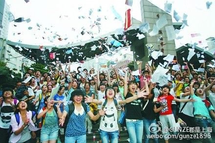 高考结束后上演撕书 高考结束后上演撕书