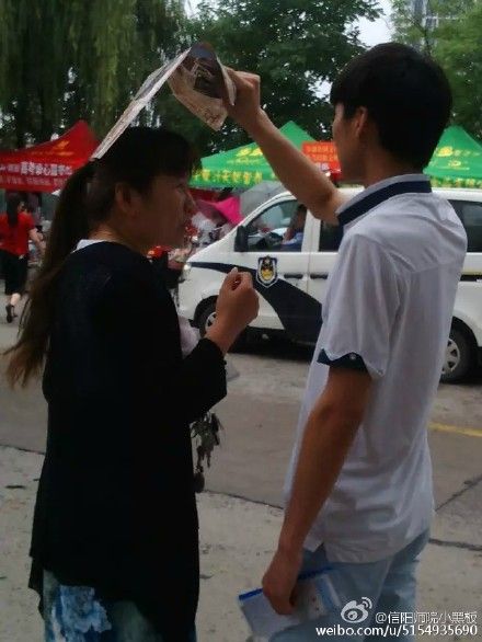 为考场外的母亲遮阳 为考场外的母亲遮阳