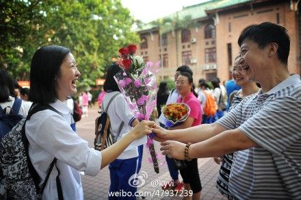 母亲给从考场出来的孩子送花 父亲给从考场出来的孩子送花