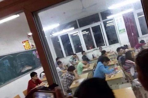 考场仍有学生不愿交卷退出考场。微博截图 考场仍有学生不愿交卷退出考场。微博截图