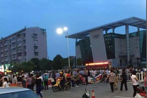 考生家长围在校门口外讨说法。微博截图 考生家长围在校门口外讨说法。微博截图