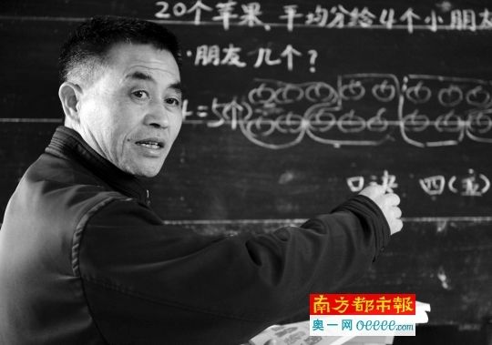 乡村教师张如兴在江西省上饶县湖村乡杨桥村坞石教学点给学生授课。新华社发 乡村教师张如兴在江西省上饶县湖村乡杨桥村坞石教学点给学生授课。新华社发