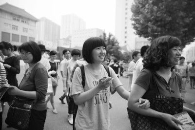 昨天下午5点,2015年高考正式结束。对于昨天开考的文综、理综和英语,考生们普遍反映难度不大。今年的英语作文题,是让考生采访一位名人。 昨天下午5点,2015年高考正式结束。对于昨天开考的文综、理综和英语,考生们普遍反映难度不大。今年的英语作文题,是让考生采访一位名人。