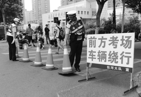 昨天下午,合肥二中考点,交警为保障英语听力考试将道路封闭。本报记者王从启/摄 昨天下午,合肥二中考点,交警为保障英语听力考试将道路封闭。本报记者王从启/摄