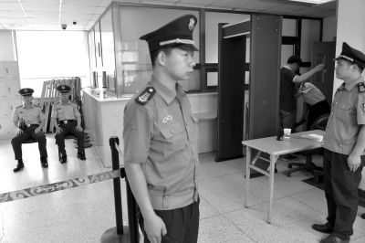 昨天,北京大学计算中心高考阅卷现场外有武警、保安和安检员负责值守。京华时报记者徐晓帆摄 昨天,北京大学计算中心高考阅卷现场外有武警、保安和安检员负责值守。京华时报记者徐晓帆摄