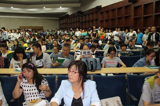 热情参与的考生及家长 热情参与的考生及家长