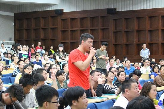 热情参与的考生及家长 热情参与的考生及家长