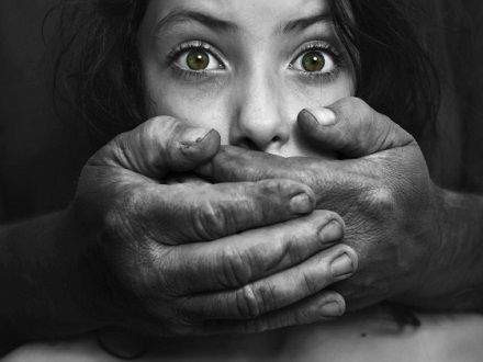 双语:朋友圈热议人贩子死刑 在外国如何定罪 双语:朋友圈热议人贩子死刑 在外国如何定罪