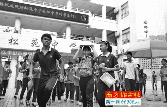 昨日下午4时30分,中考结束。在东区松苑中学,刚步出校门的考生遭遇小雨洗礼。 昨日下午4时30分,中考结束。在东区松苑中学,刚步出校门的考生遭遇小雨洗礼。