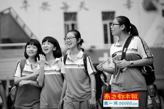 拱北中学考点,学生考完最后一科后走出考场。南都记者 叶志文 摄 拱北中学考点,学生考完最后一科后走出考场。南都记者 叶志文 摄