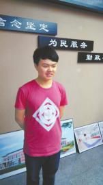 高志华接受记者采访。 高志华接受记者采访。