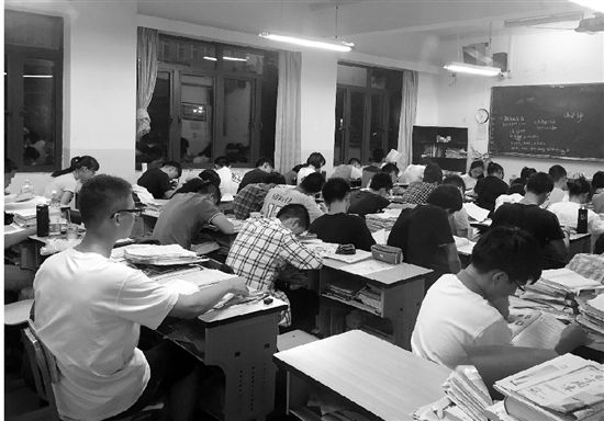 昨天晚上,高二同学们在各自的教室晚自习。 昨天晚上,高二同学们在各自的教室晚自习。