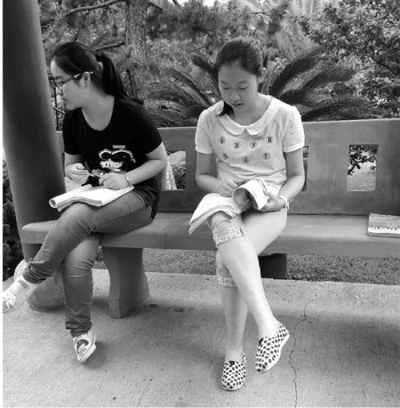 昨天,在休息时间,校园里随处可见学生看书的身影。 昨天,在休息时间,校园里随处可见学生看书的身影。