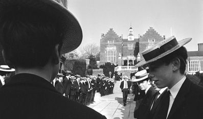 1971年2月,哈罗公学学生身着传统校服和草帽聚集在校园。 1971年2月,哈罗公学学生身着传统校服和草帽聚集在校园。