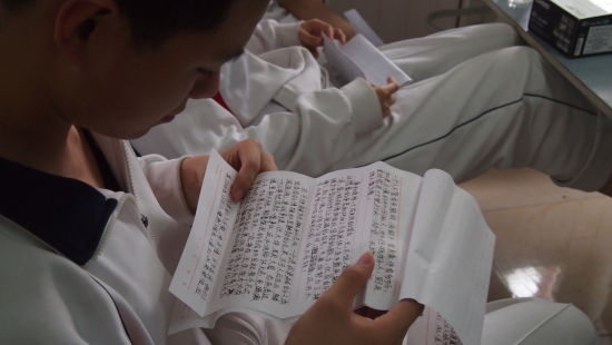 北京新桥外国语高中学校的学生看父母给自己的信