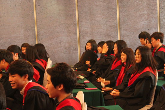 君诚国际双语学校的学生在等待毕业典礼开始