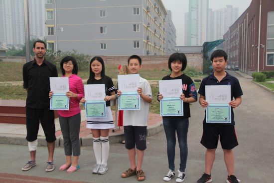 北京市力迈外国语学校学生展示自己获奖