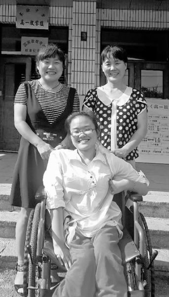 李斯雯和班主任贾复娟老师(左一)、妈妈杜桂芳在教学楼门前合影 新文化记者 张骁 摄 李斯雯和班主任贾复娟老师(左一)、妈妈杜桂芳在教学楼门前合影 新文化记者 张骁 摄