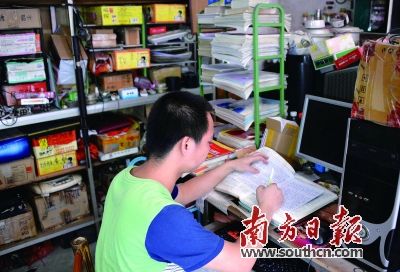 张伟红在他的“学习小天地”里认真地做着习题。 张伟红在他的“学习小天地”里认真地做着习题。